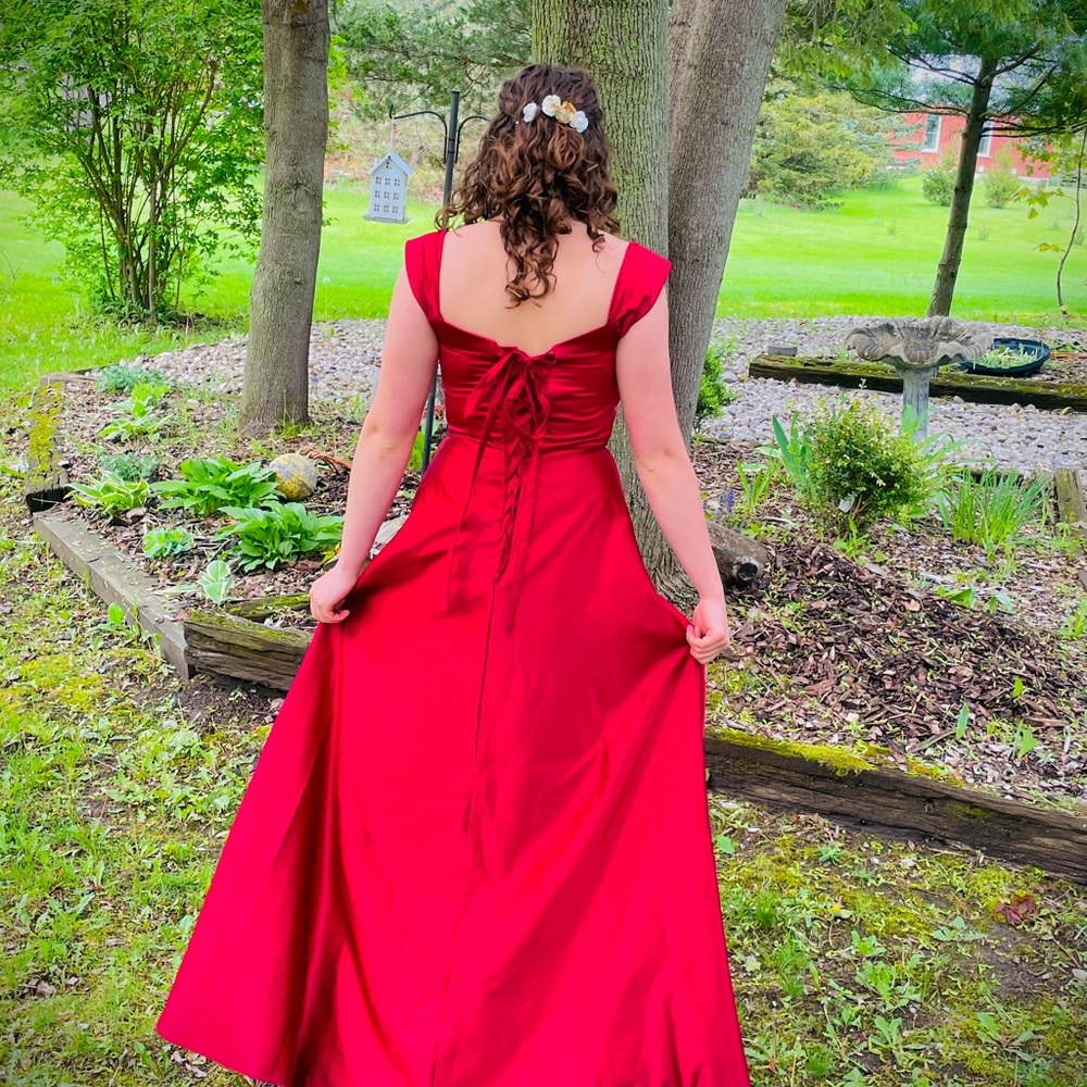 Elegant wine red Evening Gown semi formal prom dress. High low lace up back
